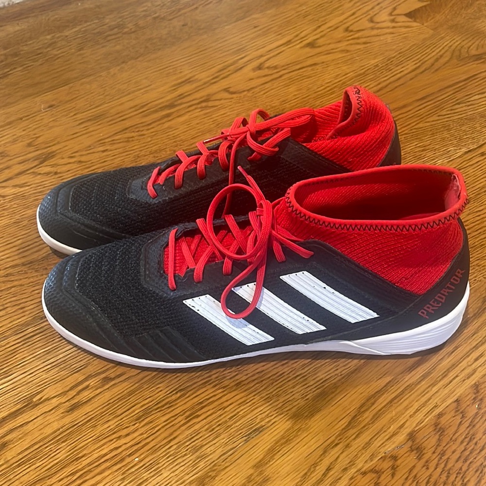 Men’s size 10.5 Adidas predator indoor soccer shoes.